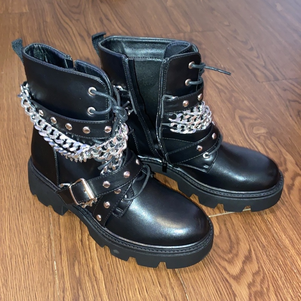 Size 11 lady go diva shoes.